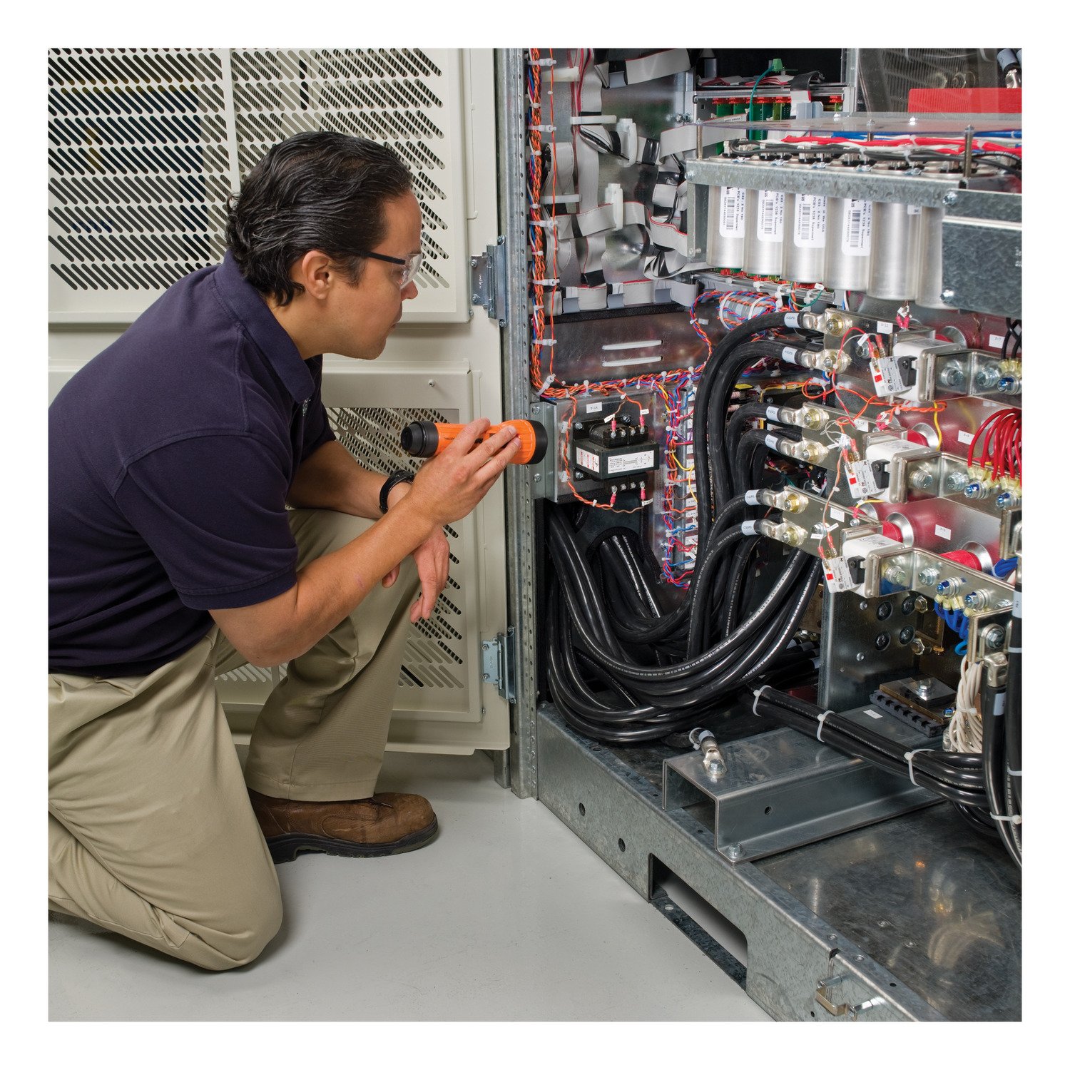 APC by Schneider Electric Scheduling Upgrade to 7X24 for Existing PCAV up 40 kVA UPS WUPGPCAVUPS7-UG-01